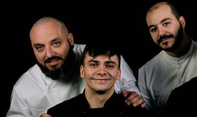 Dario Picchiotti, primo da sinistra, chef-patron dell'Antica Trattoria di Sacerno a Calderara di Reno, pochi km da Bologna, con il sous Matteo Bisantz e l'executive chef Enrico Failla
