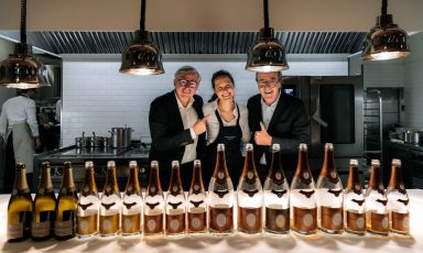 Da sinistra lo chef de Cave della Maison Louis Roederer, Jean-Baptiste Lécaillon, Jessica Rosval, chef del ristorante Al gatto verde, che ha interpretato i piatti di Massimo Bottura, e il proprietario della Maison, Frédéric Rouzaud
