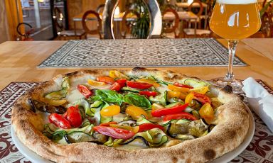 Una delle pizze al piatto (la Vegetariana) disponibili - solo a cena - al Salamensa di Montichiari (Brescia), da Mino Dal Dosso
