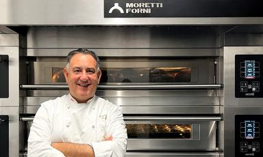 Sal De Riso con il nuovo arrivato nel suo laboratorio, il forno serieS di Moretti Forni
