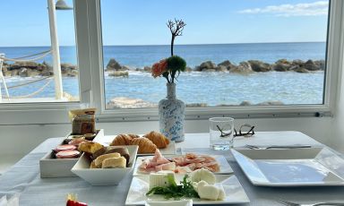 Colazione con vista meravigliosa, al ristorante SaleBlu dell'hotel La Peschiera di Monopoli (Bari)
