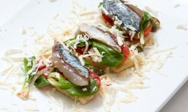 I Saltimbocca con sgombro marinato, insalata mediterranea, maionese di capperi e ricotta affumicata di Giuseppe D'Agostino, cuoco del ristorante Veritas a Napoli, +39.081.660585. L'insegna è consigliata da Enzo Coccia per la sua cucina creativa di terra e di mare, capace di fondere tradizione e modernità (foto veritasrestaurant.it)