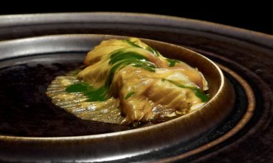 Capocollo di maiale con kimchi di verza, salsa ai funghi e salsa al coriandolo: un piatto nuovo, e squisito, che abbiamo gustato a Il Comandante, il ristorante una stella Michelin del Romeo Hotel di Napoli. Il suo chef, Salvatore Bianco, sarà tra i protagonisti di Identità Milano 2021: salirà sul palco di Identità Cocktail (In collaborazione con Bibite Sanpellegrino e Perrier), lunedì 27 settembre in sala Gialla 1, alle ore 10,30, insieme a Giuseppe Ammendola, bar manager del Caravella Cafe & Spirits di Castellamare di Stabia e dello Shub di Sorrento

QUI IL PROGRAMMA COMPLETO DI ;IDENTITÀ MILANO 2021

PER ISCRIVERSI, CLICCA QUI E SEGUI LE ISTRUZIONI
