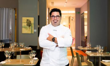 Salvatore Bianco, chef de Il Comandante al Romeo Hotel di Napoli. Ha preparato un menu davvero di grande livello, per le quattro cene a Identit&agrave; Golose Milano, ancora fino a sabato 26 settembre&nbsp;prenotando qui. Tutte le foto sono di Sonia Santagostino-Onstage Studio
