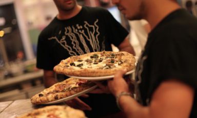 Taking the car and leaving Naples, going to the surrounding towns to have a good pizza. Until a few years ago, it was something unthinkable. Today it happens, thanks to excellent restaurants outside town. Francesco Salvo tells us (with understandable pride) about this new trend, that rewarded him 