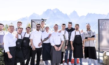 Il gruppo degli chef altoatesini che sul Monte Elmo, a quota 2,400 metri, ha acceso i fornelli nell'ultima giornata del Dolomiti Gourmet Festival, ideato da&nbsp;&nbsp;Chris Oberhammer e sostenuto dagli impianti di risalita 3 Cime/3Zinnen Dolomiti insieme all'Associazione Turistica San Candido
