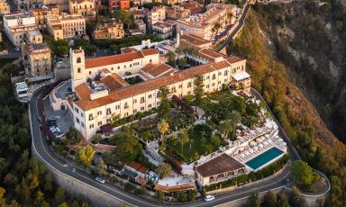 Il San Domenico Palace, a Four Seasons Hotel&nbsp;di Taormina (Me), nasce da un antico convento domenicano trasformato in grand hotel nel 1896. Da allora le sue stanze hanno accolto scrittori, artisti, aristocratici e star come Oscar Wilde, Thomas Mann, Greta Garbo, Maria Callas, Audrey Hepburn, Sophia Loren ed Elizabeth Taylor. Qui soggiorn&ograve; nei primi anni Venti anche D.H. Lawrence con la moglie Frieda: secondo la leggenda, proprio la relazione tra lei e un mulattiere siciliano avrebbe fornito allo scrittore l&rsquo;ispirazione per L&rsquo;amante di Lady Chatterley. Al San Domenico si lega anche la tormentata storia d&rsquo;amore tra Elizabeth Taylor e Richard Burton: tornati a Taormina nel 1967, durante un furioso litigio sulla terrazza della loro suite, pare che Liz gli abbia spaccato un mandolino in testa. Letteratura, cinema, passioni e mondanit&agrave; attraversano cos&igrave; la storia di un hotel diventato, nel tempo, parte della leggenda di Taormina

