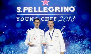 Lo chef giapponese Yasuhiro Fujio ha conquistato la vittoria nella terza edizione del S.Pellegrino Young Chef. Una vittoria con un sapore anche un po' italiano: il suo mentore è stato infatti Luca Fantin, qui ritratto al suo fianco, chef del ristorante Bulgari Ginza Tower
