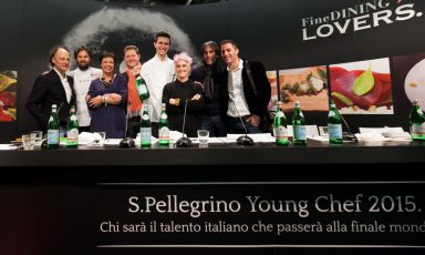 Foto di gruppo della finale del S.Pellegrino Young Chef: da sinistra i giurati Moreno Cedroni, Carlo Cracco, la presentatrice Francesca Barberini, Enrico Cerea, il vincitore Paolo Griffa e poi ancora i giurati Cristina Bowerman, Davide Oldani e Ernesto Iaccarino