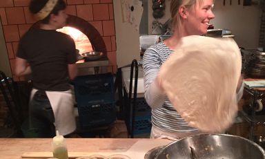 Sarah Minnick al banco di Lovely's Fifty Fifty, la sua pizzeria (e gelateria) a Portland nell'Oregon
