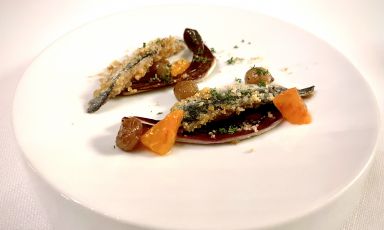 Sardina, uvetta, arancia, radicchio di Treviso Dop uno dei piatti del menu sostenibile firmato dallo chef tristellato Norbert Niederkofler  e dall'executive chef dell'Aman Venice Matteo Panfilio
