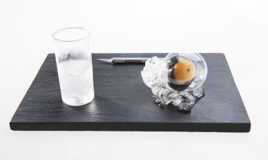La foto è di Francesca Brambilla e Serena Serrani e immortala nella sua perfezione il Cyber Egg di Davide Scabin, lo chef allora al Combal di Almese e con il nuovo secolo al Combal.zero di Rivoli, sempre in provincia di Torino. Scabin, novembre 1997, per vincere la noia di un pomeriggio in pasticceria decise di provare a migliorare la perfezione dell'uovo cambiandogli guscio. Missione compiuta