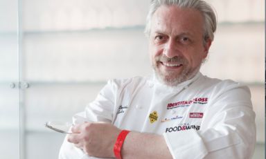 Davide Scabin, chef del Combal.Zero a Rivoli (Torino), sarà uno dei protagonisti di Grandi Cuochi all'Opera, il pranzo benefico organizzato da Opera San Francesco in collaborazione con Identità Golose domenica 27 ottobre all'interno della mensa di OSF. Tema: Il Piemonte incontra a tavola l’Argentina in omaggio a Papa Francesco. Donazione minima di 100 euro, prenotazioni al numero 02.49455885 (foto Federica Tafuro)
