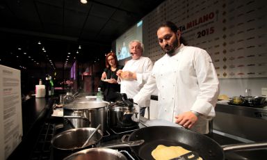 Davide Scabin con il fido Beppe Rambaldi durante la sua seguitissima lezione. Da anni Scabin rivoluziona il mondo della pasta secca, da quando - era il 2008 - and&ograve; da lui &laquo;un signore e mi chiese perch&eacute; non tenevo alcun piatto di pasta secca in menu. Risposi: perch&eacute; &egrave; banale. Torn&ograve; dopo sei mesi con un pacco della sua pasta e mi disse: "La sbanalizzi, la prego"&raquo;. Era Riccardo Felicetti