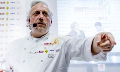 Davide Scabin, chef del ristorante Combal.zero di Rivoli (Torino), da ieri passato da 2 a una stella Michelin. Una mossa inattesa. "È il momento per noi cuochi", ci ha riferito al telefono, "di emanciparci da vecchie logiche incomprensibili. Freedom is better"

