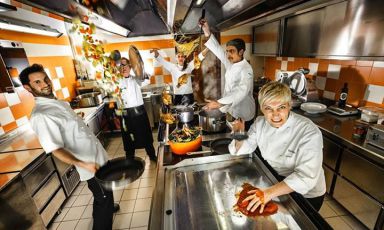 Barbara Scabin portrayed in the kitchen with the staff she directs at Blupum in Ivrea (tel. +39.333.3146158). Before becoming a chef inside the recently opened trattoria, Barbara worked with her brother Davide right from the very first day at Combal, and then Combal.Zero (photo by Gianni Rizzotti) 