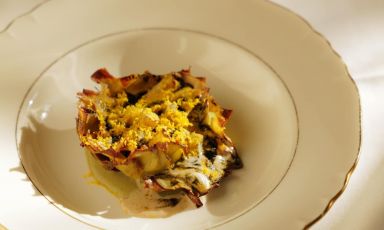 Carciofo arrostito, salsa all&rsquo;aglio e t&egrave; nero, tuorlo marinato e topinambur al ristorante Scaccomatto all'Orto
