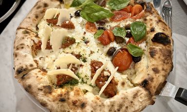 Da Pepe in Grani, per favorire l'assaggio di più creazioni, spesso le pizze sono bipartite. In questo caso, vediamo la Scarpetta e Il sole nel piatto (realizzata con Mozzarella di Bufala Campana, pomodoro Piennolo del Vesuvio, olive caiazzane, filetti di alici di Cetara, origano, basilico, olio Evo)
