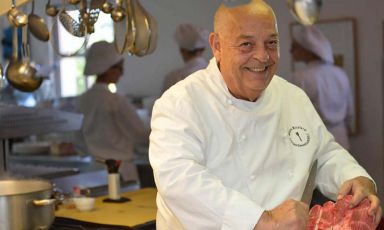 Mauro Ricciardi, oggi chef della Locanda dell’Angelo di Ameglia (La Spezia), la storica insegna di Angelo e del figlio Stefano Paracucchi. E' una delle quattro novità inserite oggi nella Guida ai Ristoranti di Italia, Europa e Mondo di Identità Golose. Con l'insegna ligure, anche Don Giovanni a Ferrara, Re Maurì a Salerno e Malcandrino a Monteroni (Lecce)
