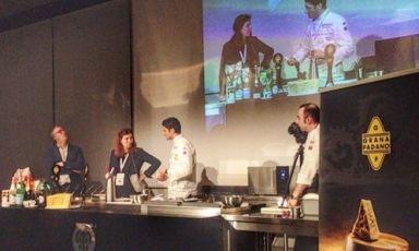 Tra i protagonisti, del congresso e dell'area espositiva, Il Consorzio di Tutela del Grana Padano. Nella foto, Andrea Aprea, chef del Vun del Park Hyatt, ha aperto i lavori del pomeriggio di Identità di Formaggio insieme a Maria Letizia Petroni, medico nutrizionista e coordinatore del progetto di Educazione Nutrizionale Grana Padano
