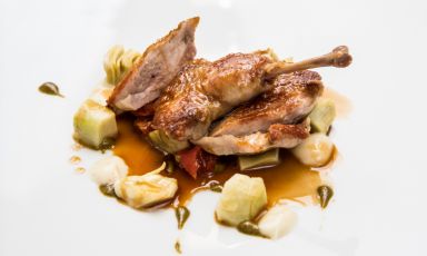 Quaglia affumicata, pomodori confit, carciofi, pistacchi e crema di Grana Padano è stata la creazione proposta da Giancarlo Perbellini nel nostro grande speciale sui "piatti 2016" dei maggiori chef italiani. Ecco la ricetta
