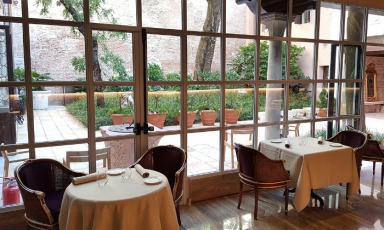 A glimpse of Glam, the restaurant inside Palazzo Venart – a 5 star luxury boutique hotel just opened in Venice. The chef is Enrico Bartolini, two Michelin stars at Mudec in Milan. The Tuscan chef discovered the synergic vegetable garden in Giudecca, a significant source of vegetables. Is this a green example for Venetian restaurants to follow?
