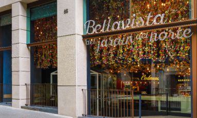L'ingresso del ristorante Bellavista del Jardín del Norte di Barcellona, un complesso da mille metri quadrati voluto dai fratelli Iglesias e un'associazione d'imprese he fa capo alla famiglia del calciatore argentino Lionel Messi. Coi suoi ambienti differenziati, questo parco tematico cerca di ricrerare un villaggio immaginario della Spagna più remota, con tanti corner di cucina diversi

