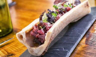 Steak tartare, patate viola e germogli. E' uno dei piatti in carta alla Tasquería di Javier Estévez a Madrid, telefono +34.91.4511000, un inno a interiora e frattaglie degli animali (ma non solo). Foto Instagram La Tasqueria
