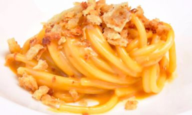 Spaghetti, ricci di mare e rosmarino di Enrico Marmo, giovane chef che cucina al fianco di Pina Beglia, fondatrice de i Balzi Rossi di Ventimiglia (Imperia), gloriosa insegna ligure (gi&agrave; due stelle Michelin) ora sulla via del rilancio
