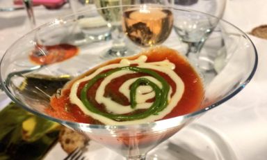 La Parmigiana liquida di melanzane&nbsp;di Matteo Monti, un assaggio in carta al Rebelot del Pont&nbsp;di Milano, trasportato alla cena benefica del Centro Clinico Nemo. Una pietanza adatta a tutti, disfagici inclusi
