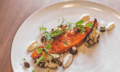Ha aperto Senia, nuovo ristorante gourmet a Honolulu, alle Hawaii: gli chef Chris Kajoika e Anthony Rush si sono conosciuti al Per Se di Thomas Keller e propongono la loro cucina tecnica applicata agli ingredienti straordinari dell'arcipelago Usa. Francesca Zanetti ha visitato il locale a parlato coi due per Identità Golose
