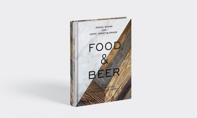 "Food & Beer", a book published in English by Phaidon (33.96 euros from Amazon) and signed by Jeppe Jarnit-Bjergsø and Daniel Burns, respectively Danish and Canadian chefs, managers at Tørst and Luksus, a beer bar with restaurant with a Michelin star at Greenpoint, Brooklyn, New York. The book is an organic analysis of food and beer pairing, in 75 recipes
