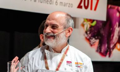 Corrado Assenza del Caffè Sicilia di Noto (Siracusa), unico relatore a tenere presente a tutte e 13 le edizioni del congresso milanese. Un viaggio tra terra e mare, dalla Fassona piemontese alla salicornia sulle rive siciliane
