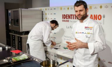 Enrico Bartolini, chef dell'omonimo ristorante contenuto nel Mudec di Milano, a lezione oggi in Sala Blu 2, un intervento tutto centrato sulla passione crescente per frutta e ortaggi (di spalle, il sous chef Remo Capitaneo). Foto Brambilla/Serrani
