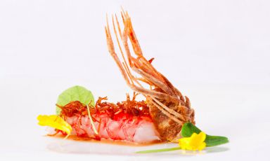Gambero violetto con crema di mandorle e capesante, piatto di Angelo Sabatelli, chef che ha trasferito il suo ristorante da Monopoli a Putignano, Bari. E' una delle novità pugliesi nella Guida ai Ristoranti di Identità Golose
