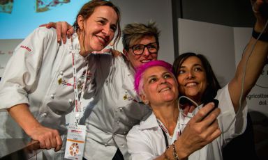 Da sinistra a destra, Maria Solivellas, cuoca maiorchina del Ca na Toneta di Caimari, Viviana Varese di Alice a Milano, autrici della lezione di Identità Naturali. Con loro, la collega Cristina Bowerman e Lisa Casali, presentatrice della giornata (foto Brambilla/Serrani)
