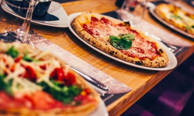 Al tavolo della Pizzeria Da Zero in via a Luini 9 a Milano, una delle 4 novità della Guida ai ristoranti di Identità Golose
