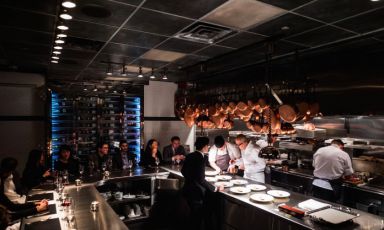 The counter at Chef’s Table at Brooklyn Fare in New York, with chef César Ramirez, 3 Michelin stars. 431 W 37th Street in Manhattan (photo www.brooklynfare.com)

