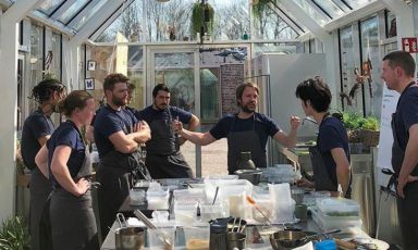 Il test kitchen del Noma di Copenhagen, ristorante aperto in una nuova sede nel febbraio scorso. Terzo da destra, Renè Redzepi, 40 anni, chef patron. Terzo da sinistra, il padovano Riccardo Canella, 33 anni (foto del servizio dai profili instagram reneredzepi, nomacph, mette_soberg, torstenvildgaard)
