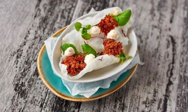 Spuma di midollo, carne al tabacco, cracker di riso, un piatto di Vanja Puškar, ristorante Iris, Belgrado
