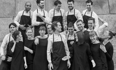 Il team di Aska, ristorante di Brooklyn, 2 stelle Michelin. Al centro in prima fila, lo chef Frederik Berselius (foto tratte da Instagram/askanyc)
