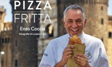 Particolare di copertina di "Pizza fritta" di Enzo Coccia, fotografie di Luciano Furia, editore Guido Tommasi, collana "Piccoli Spuntini. Si acquista online a 12.50 euro
