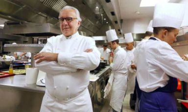 Alain Ducasse, 62 anni, nella cucina del Plaza Athénée di Parigi, 3 stelle Michelin dal 1997. Il cuoco di Castel-Sarrazin cucinerà a Identità Golose Milano, martedì 11 dicembre al fianco di Massimo Bottura, per una cena di raccolta fondi per Food for Soul. 550 euro a persona, prenotazioni online
 
