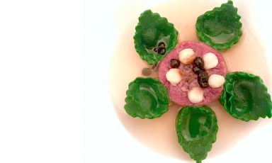 Tortellini ripieni di Pico de Chevre, perle di aceto balsamico, sedano rapa, tartare di puledro, brodo di mele rosse: piatto bello e buono, firmato da Sara Preceruti al suo Acquada trasferitosi da poco a Milano
