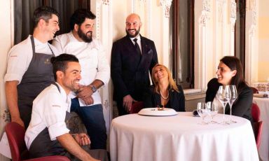 Massimo Raugi, in giacca scura, con Antonino Cannavacciuolo. Si preparano alla ripresa dei lavori, al Villa Crespi
