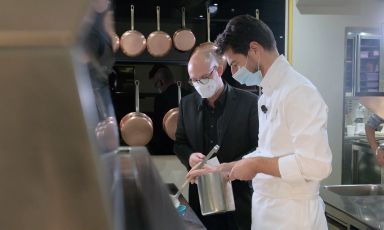 Massimiliano Alajmo in cucina a Le Calandre, sotto