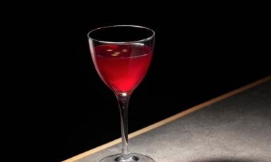 Coulis, uno dei drink di Shake  firmato Devis D'Ercole, barman di San Benedetto del Tronto: Tequila, Cipolla rossa di Pedaso, Lampone, Pinzimonio di mango fermentato
