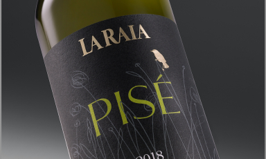 Il Gavi Pisè La Raia 2018 presentato in anteprima presso il ristorante Innocenti Evasioni a Milano. Il nome Pisè richiama quello della tecnica di costruzione della cantina, realizzata in terra cruda (appunto il pisé), terra viva che garantisce in cantina un ottimo scambio termico e le migliori condizioni per la lavorazione delle uve
