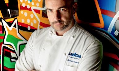 Lo chef Federico Zanasi del ristorante Condividere&nbsp;by Lavazza, 1 stella Michelin, a Torino sar&agrave; presente a Identit&agrave; Golose Milano sabato 18 dicembre per una serata esclusiva. Unico orario di convocazione, ore 20.00. Per info e prenotazioni, consultare il sito dell'Hub
