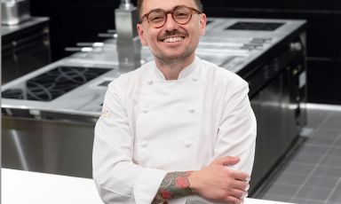 Lo chef Federico Sgorbini del ristorante Lino di Pavia sarà il prossimo ospite della serie di appuntamenti Vini e Chef della Lombardia, promossa da Ascovilo con Regione Lombardia e Identità Golose: in abbinamento alla cucina neostellata del Lino, i nettari del Consorzio Vini Oltrepò Pavese. Appuntamento al prossimo martedì 15 novembre all'Hub di Via Romagnosi (clicca qui per prenotare il tuo tavolo)
